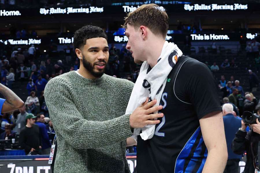 Jayson Tatum com Cooper Flagg, dos Mavericks