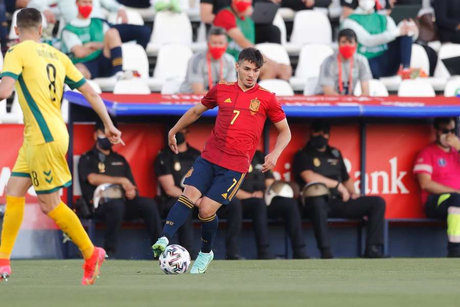 Brahim, no seu único jogo pela seleção principal de Espanha, contra a Lituânia