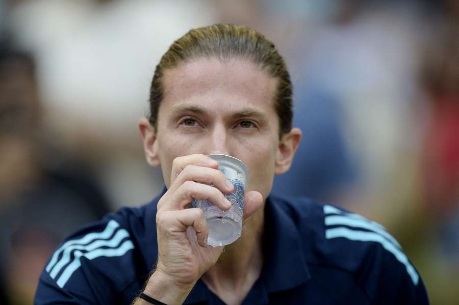 Filipe Luís se hidrata durante clássico quente entre Fluminense e Flamengo