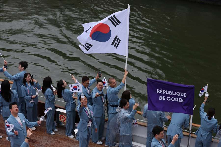 De correcte delegatie van Zuid-Korea in hun schip op de Seine