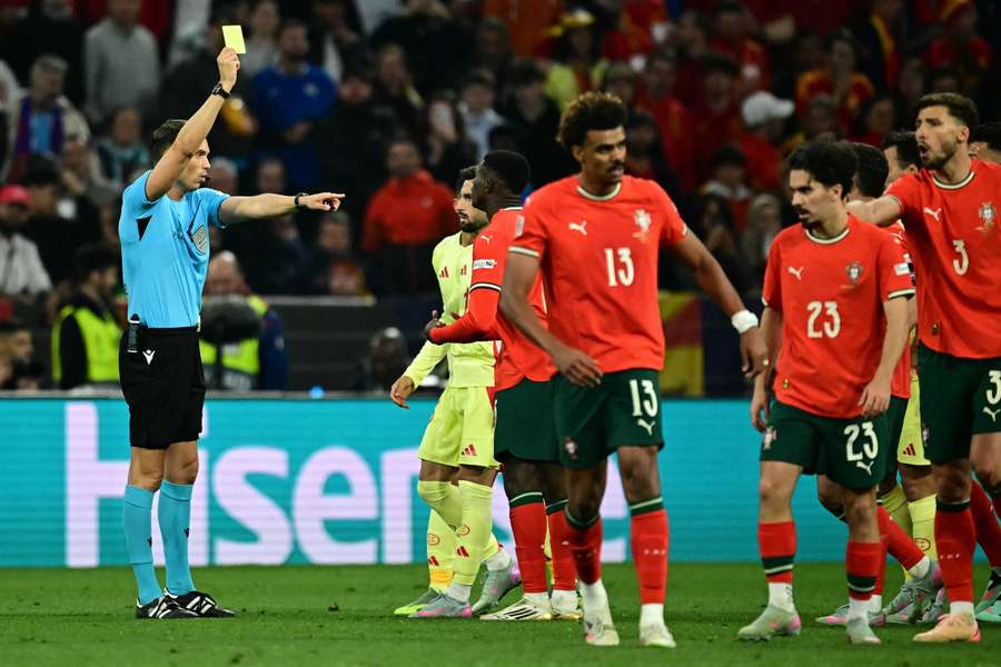 Árbitro mostra amarelo no Portugal-Espanha da Liga das Nações