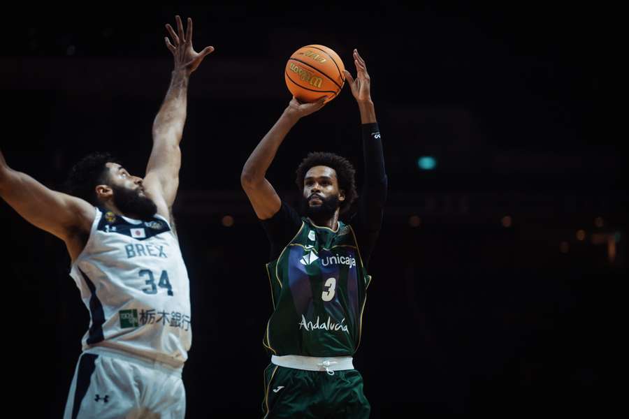 James Webb III lanza a canasta durante el partido ante el Utsunomiya