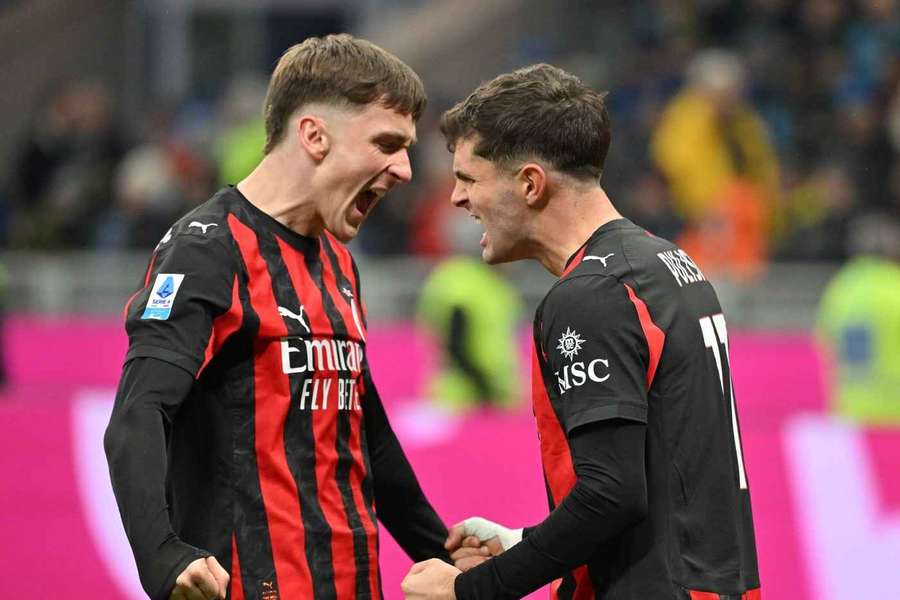 Saelemaekers i Pulisic podczas świętowania gola. Saelemaekers i Pulisic podczas świętowania gola.