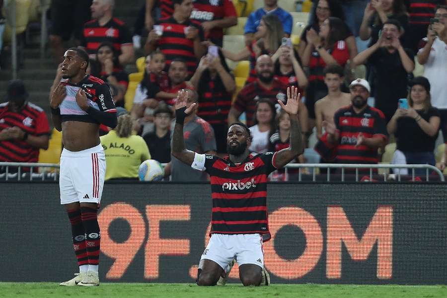 Gerson agradece aos céus pelo gol que abriu o placar no Maracanã