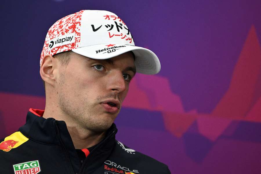 Verstappen tijdens een persconferentie in aanloop naar de GP van Japan