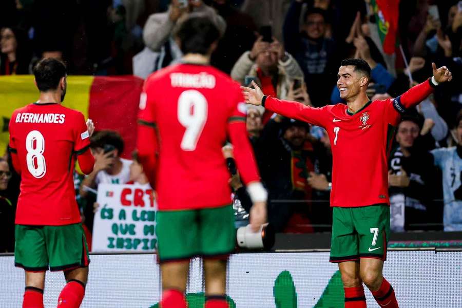 Cristiano Ronaldo celebra um golo diante da Polónia