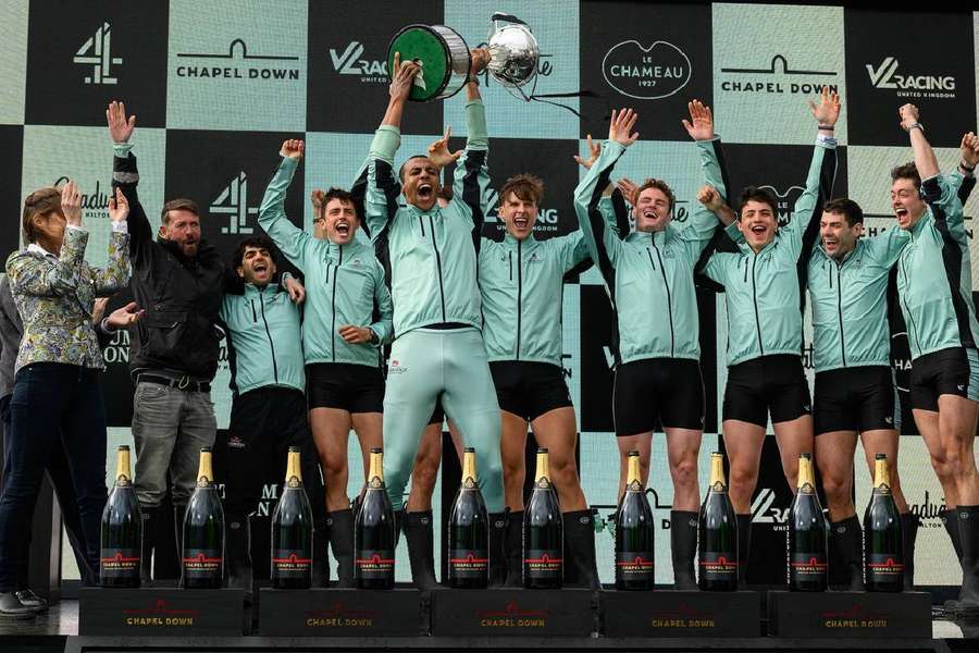 Universitatea Cambridge câștigă duelul tradițional cu Oxford pe fluviul Tamisa