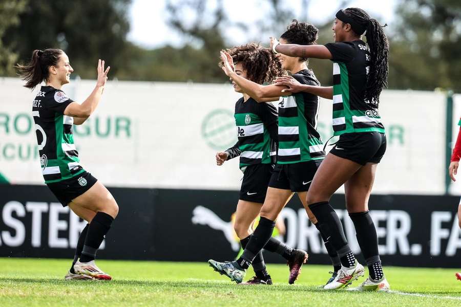 Beatriz Fonseca celebra com as companheiras de equipa