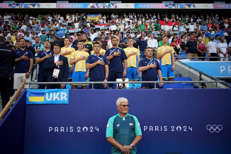 Adeptos de futebol ucranianos em Paris