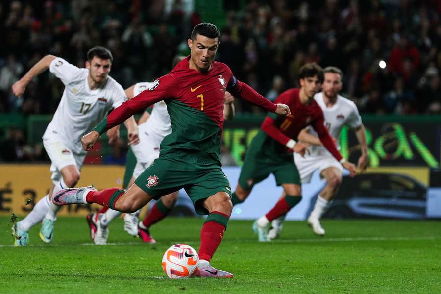 Cristiano bate pênalti e marca o terceiro de Portugal