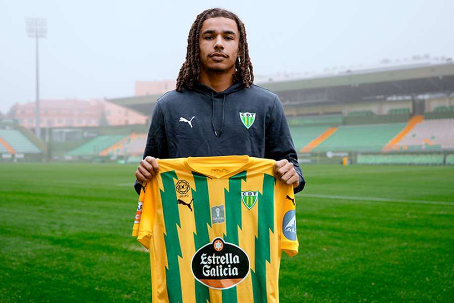 Makan Aïko com a camisola do Tondela