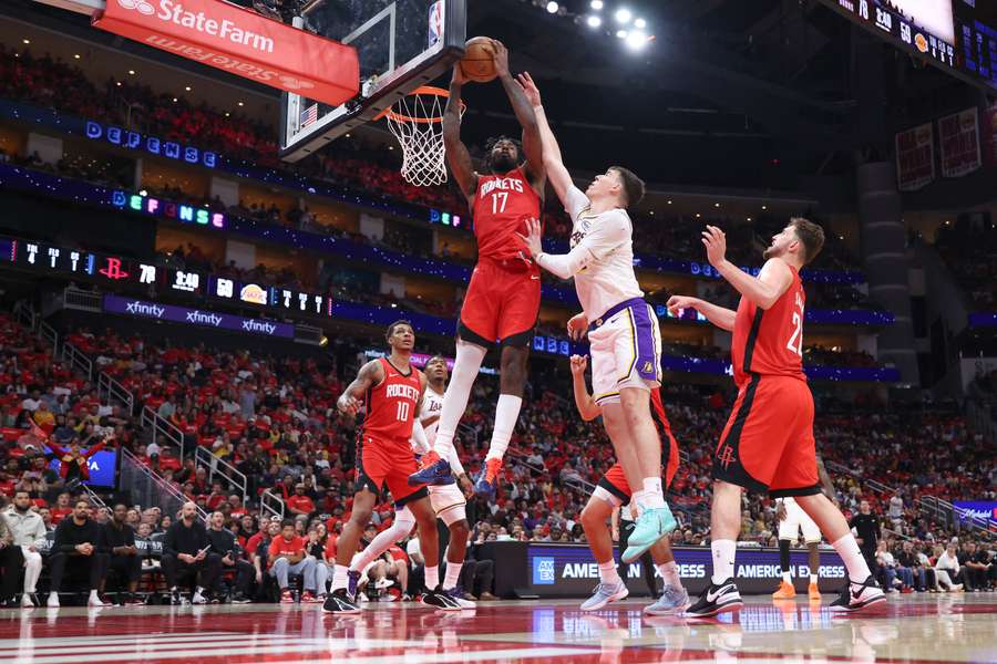 Tari Eason z Houstonu pri doskoku v dueli proti Lakers.