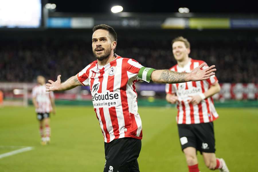 Mica Pinto viert de 1-0 tegen sc Heerenveen