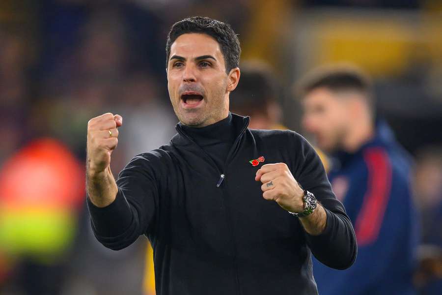 Miguel Arteta během pauzy na MS oslaví tříleté výročí na lavičce Arsenalu.