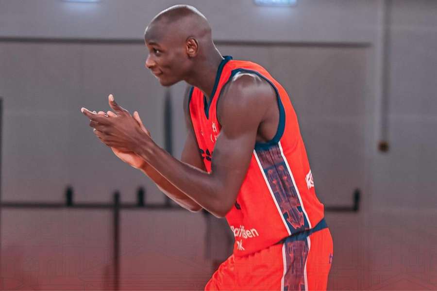 CSM Oradea şi CS Vâlcea au debutat cu victorii clare