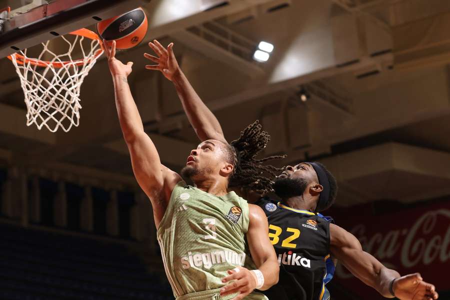 Bayerns Carsen Edwards beim Korbleger (l.).