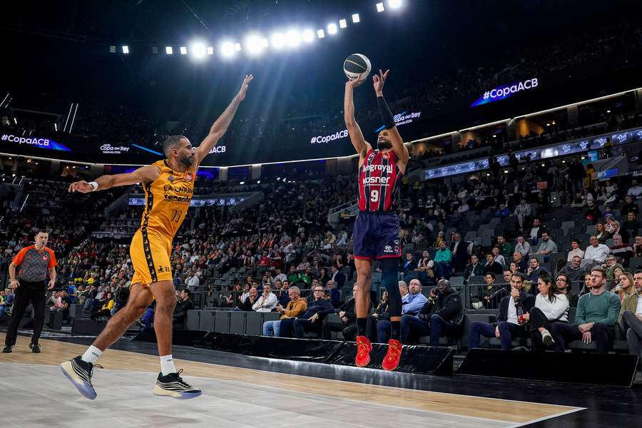 Luwawu-Cabarrot intenta un triple durante el partido del Baskonia ante La Laguna Tenerife