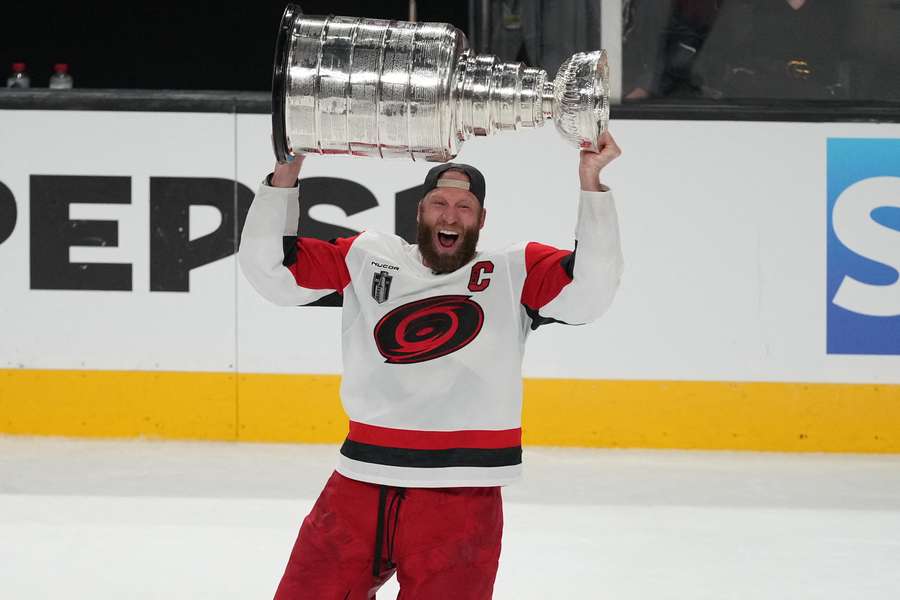 Jordan Staal se Stanley Cupem pro vítězem NHL.