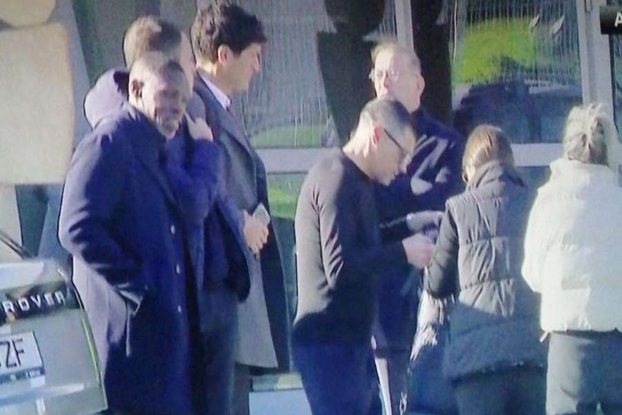 Sérgio Conceição avec l'équipe d'entraîneurs à l'aéroport