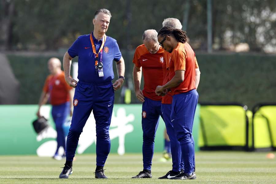 Louis van Gaal gaat met 37 zeges gedeeld aan kop met Dick Advocaat