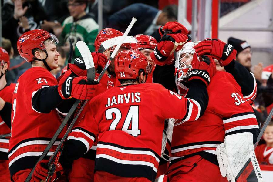 Bussi přijímá gratulace od spoluhráčů.