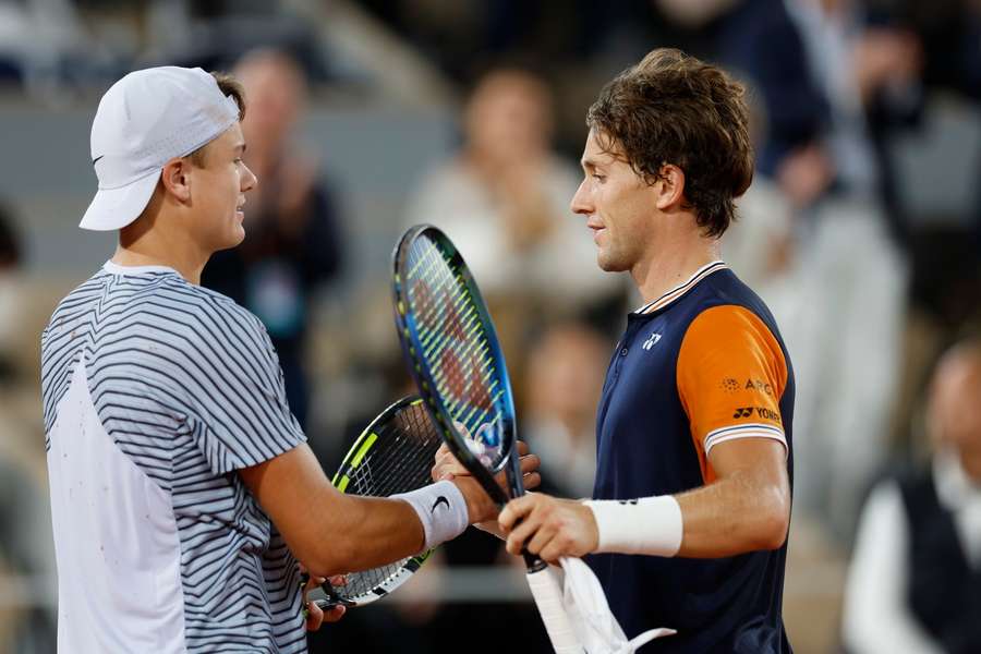 Holger Rune og Casper Ruud takker hinanden for kampen efter en kamp i French Open