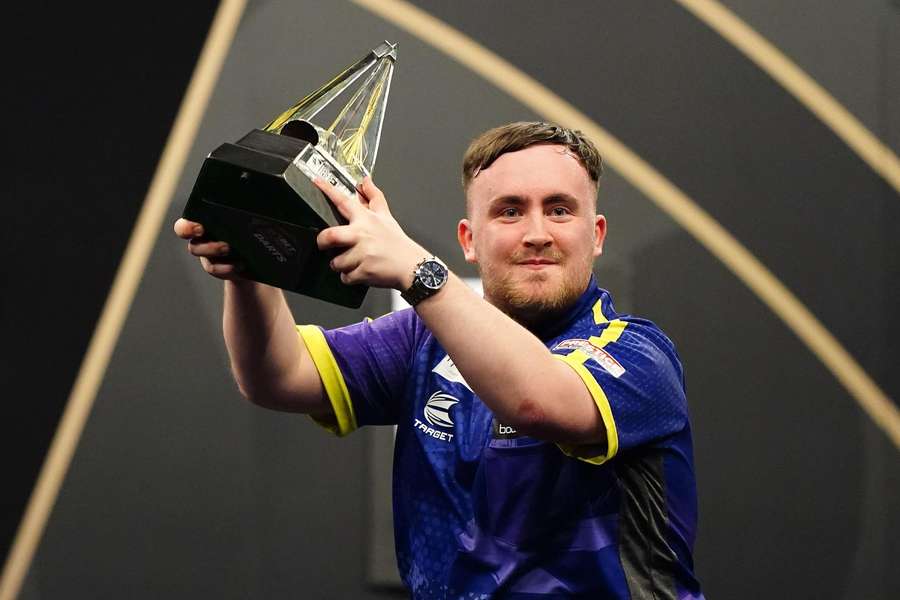 Luke Littler nach dem Gewinn der Premier League Darts 2024.