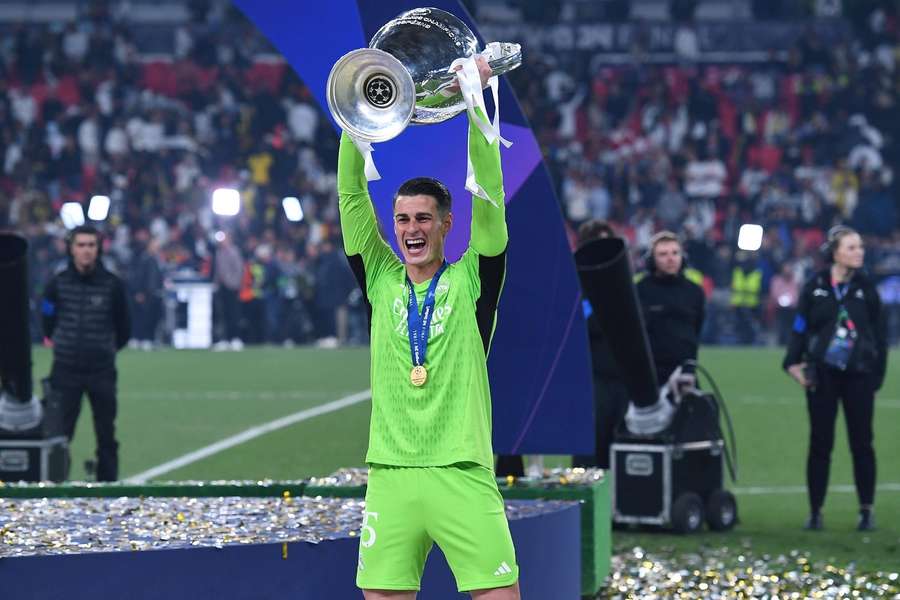 Kepa Arrizabalaga levanta el título de la Liga de Campeones.