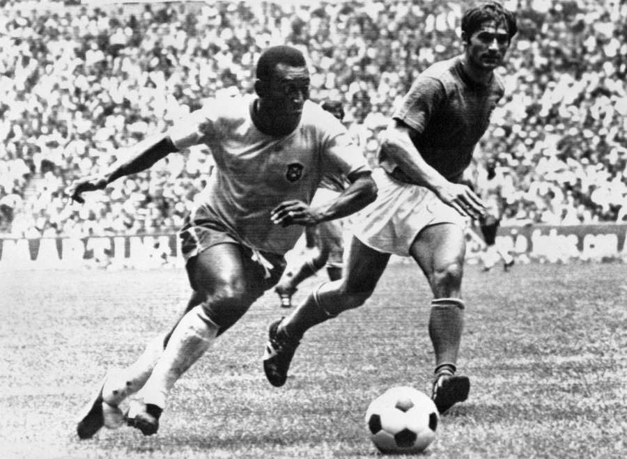 Pelé in actie tijdens de WK-finale van 1970 die gewonnen werd door Brazilië