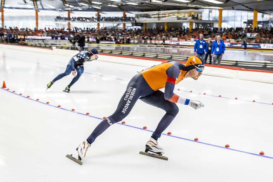 Patrick Roest tijdens de 1500 meter tegen Jordan Stolz