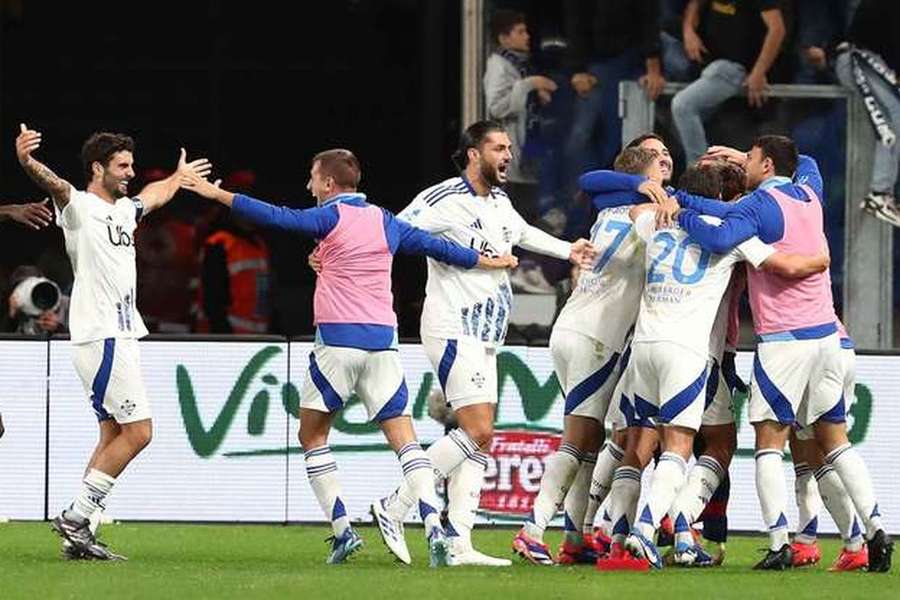 A festa dos jogadores do Como em Bérgamo