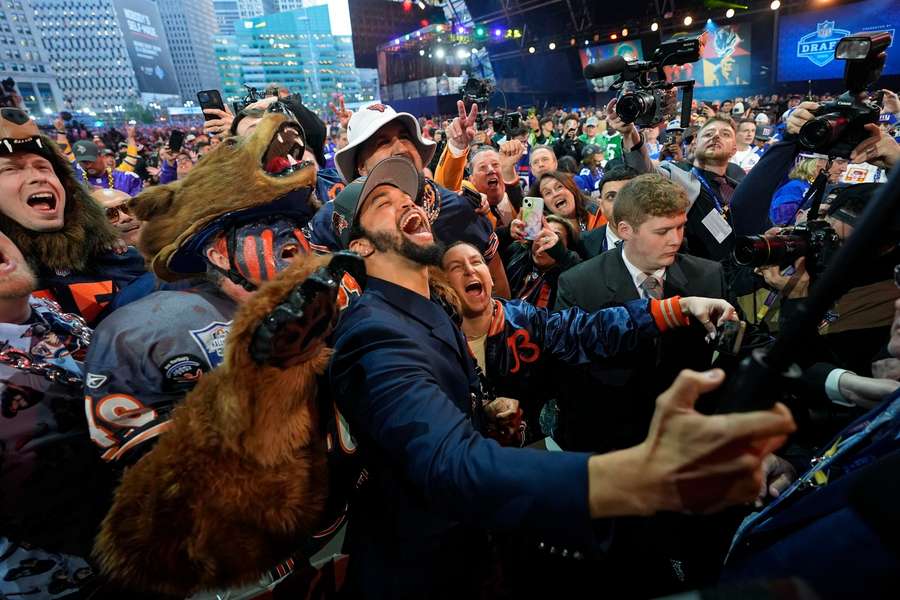 Caleb Williams viert een feestje met de aanwezige Bears-fans