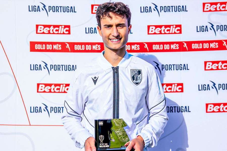 Mitrovic com o prémio de melhor golo do mês Mitrovic com o prémio de melhor golo do mês