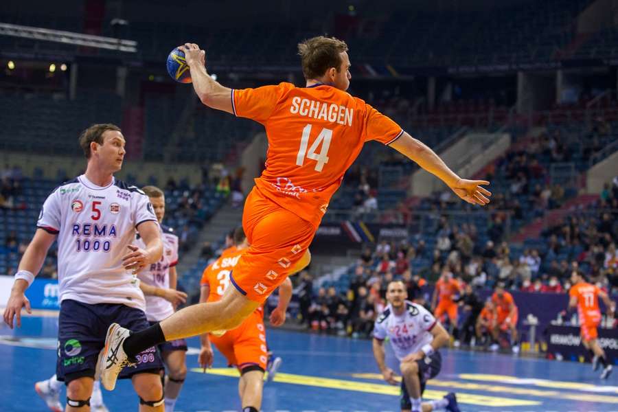 Handballers winnen met 32-30 van Qatar zonder de geblesseerde aanvoerder Bobby Schagen