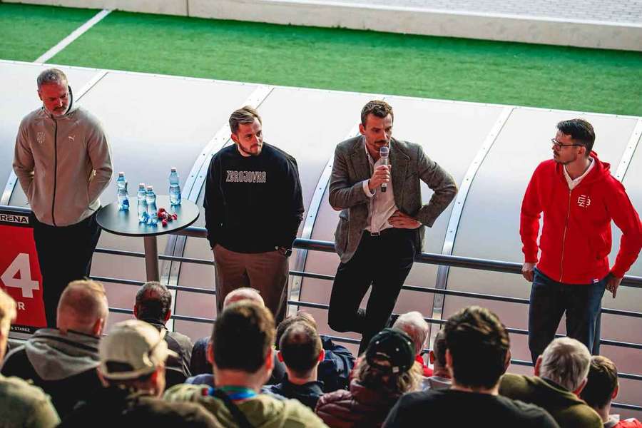 Setkání vedení klubu s fanoušky na tribuně ShipEx Arény. Setkání vedení klubu s fanoušky na tribuně ShipEx Arény.