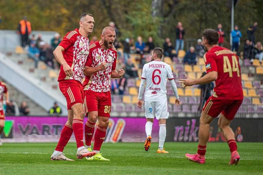 Marek Hlinka po presnom zásahu so spoluhráčmi.