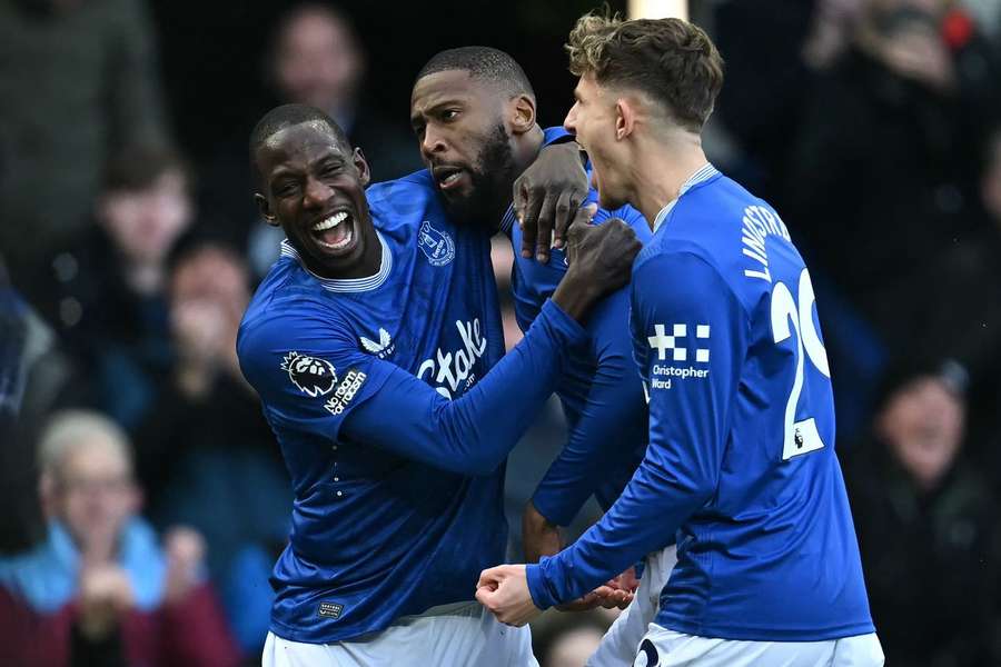 Beto brilha no triunfo do Everton