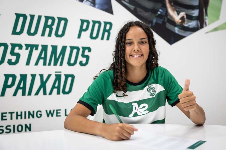 Rita Almeida assina contrato profissional com o Sporting