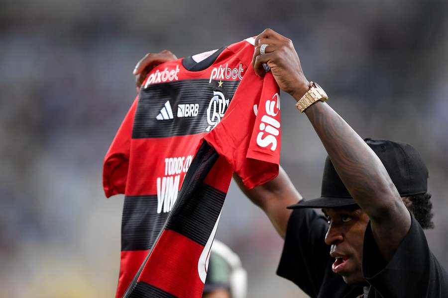 Vini Jr. exibe camisa do Fla com homenagem a ele