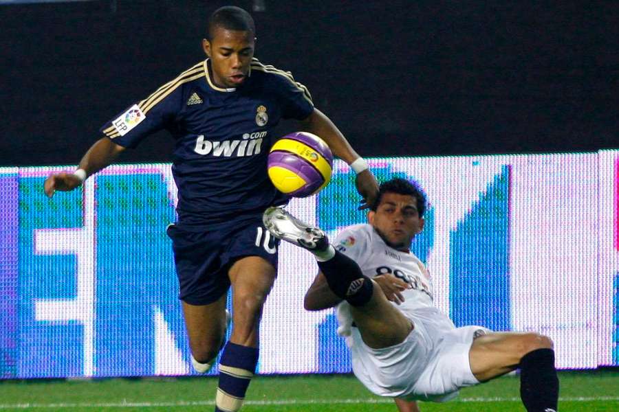 Robinho (l.) und Dani Alves in einem Zweikampf während desS piels Real Madrid gegen Sevilla im Jahr 2007