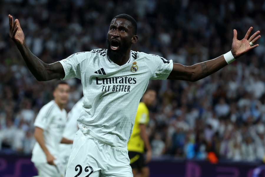 Antonio Rudiger viert de aansluitingstreffer van Real Madrid in de 60ste minuut