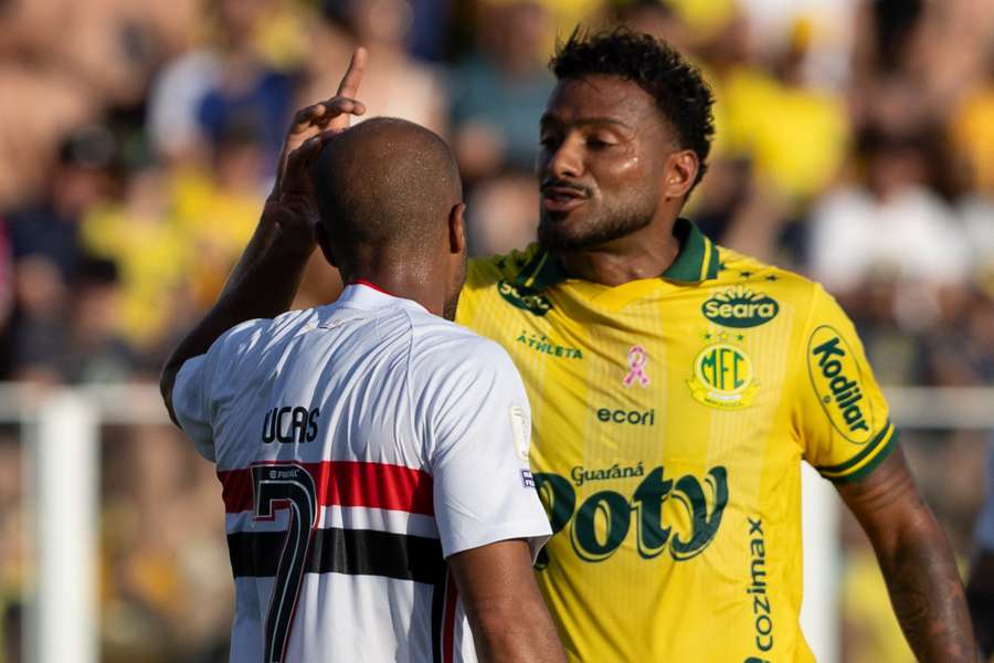 Lucas Moura, do São Paulo, e Reinaldo, do Mirassol Lucas Moura, do São Paulo, e Reinaldo, do Mirassol