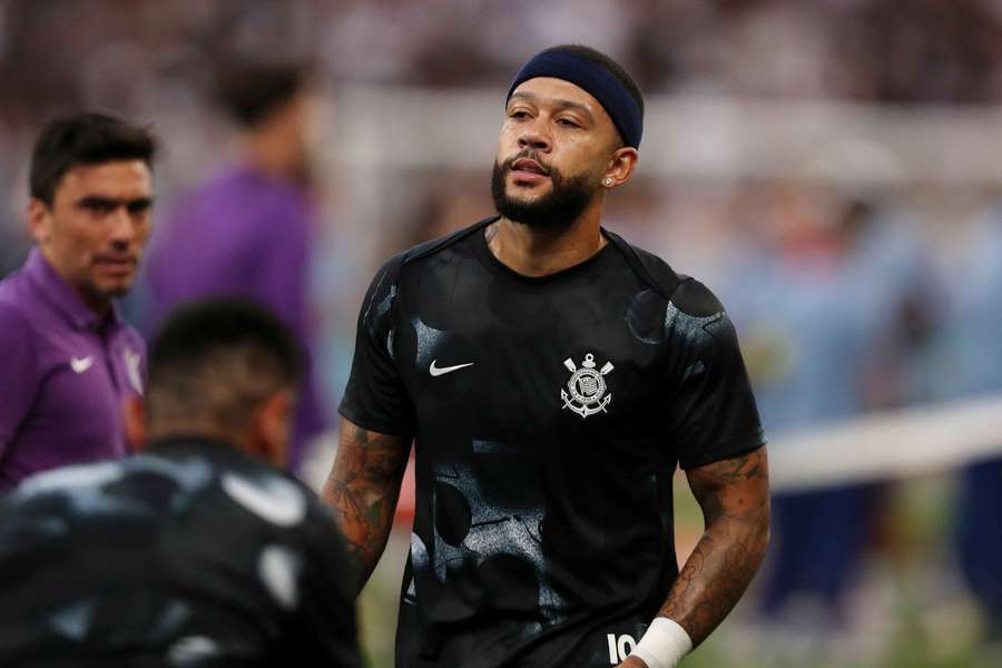 Memphis Depay warming up for Corinthians 