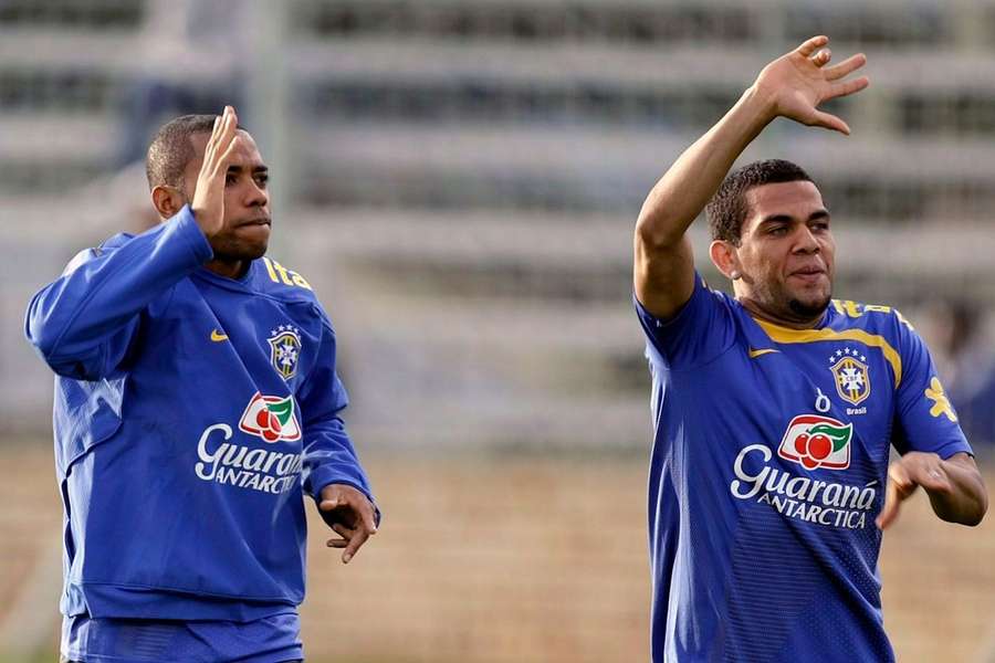 Robinho (esquerda) ao lado de Dani Alves (direita), também envolvido em problemas legais, durante um treino da seleção brasileira