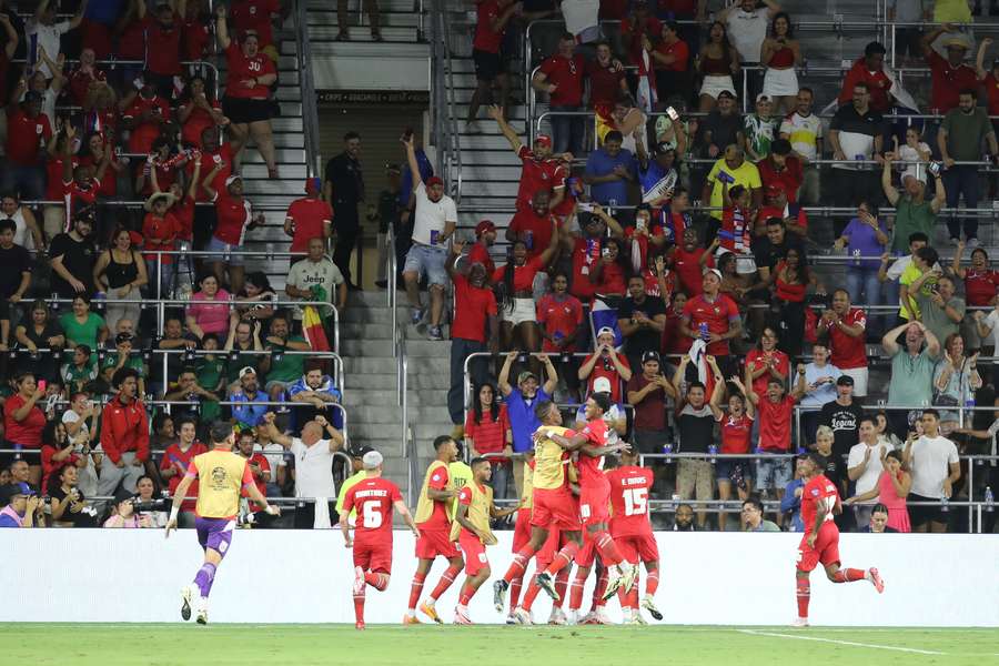 De spelers van Panama vieren de 3-1 van César Yanis die de overwinning verzekert