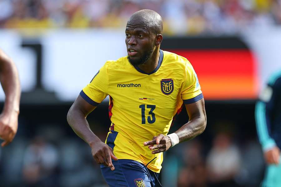 Enner Valencia, cel mai bun marcator din istoria naționalei Ecuadorului, și-a anunțat retragerea după eliminarea de la Cupa Mondială Enner Valencia, cel mai bun marcator din istoria naționalei Ecuadorului, și-a anunțat retragerea după eliminarea de la Cupa Mondială