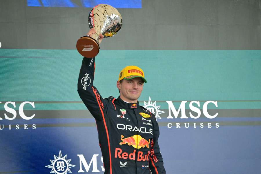 Max Verstappen com o troféu