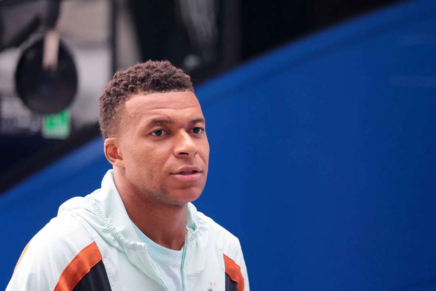 Mbappé titulaire dans une équipe de France remaniée face à l'Angleterre Mbappé titulaire dans une équipe de France remaniée face à l'Angleterre