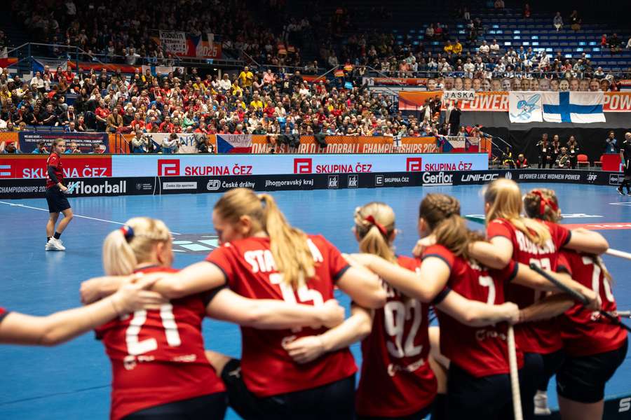 Reprezentantky si podporu publika užívají. Reprezentantky si podporu publika užívají.