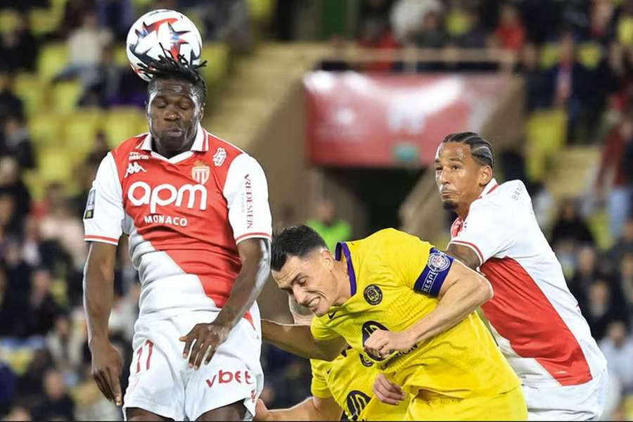 Breel Embolo fez o 2-0 de cabeça aos 82 minutos